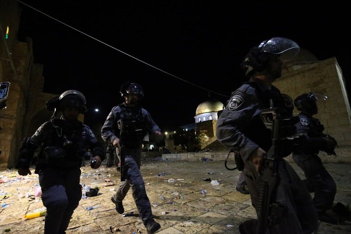 İsrail polisi, Mescid-i Aksa'daki cemaate saldırdı