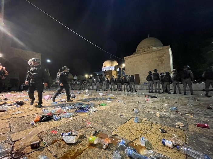 İsrail polisi, Mescid-i Aksa'daki cemaate saldırdı