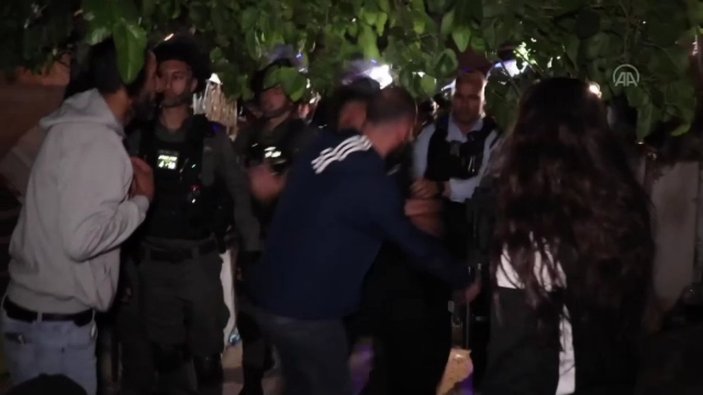 İsrail polisi Filistinli ailenin evine zorla girdi
