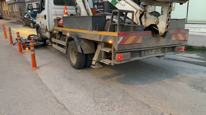 Bursa’da 16 yaşındaki motosiklet sürücüsü, kamyonetin altında kaldı