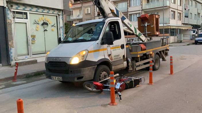 Bursa’da 16 yaşındaki motosiklet sürücüsü, kamyonetin altında kaldı