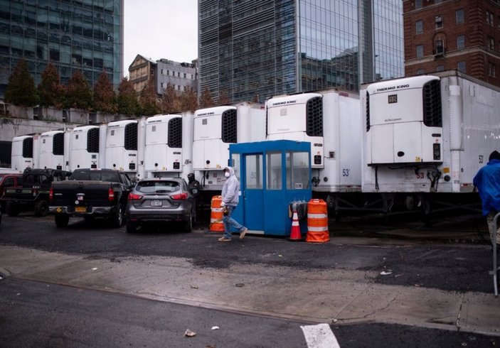 New York'ta koronavirüsten ölen 750 kişinin cesedi soğutucu kamyonlardan çıktı