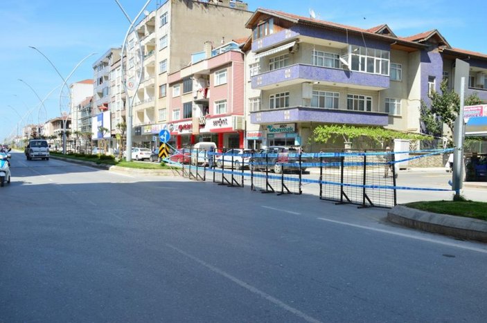 Sakarya'da, polisin denetim notalarına çektiği şeritler koparıldı