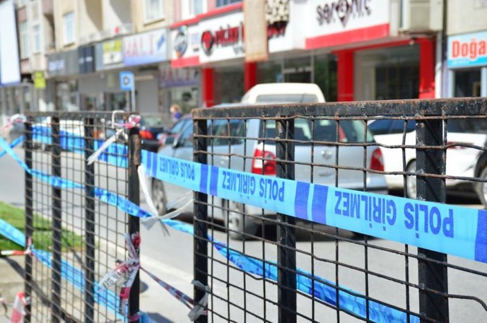 Sakarya'da, polisin denetim notalarına çektiği şeritler koparıldı