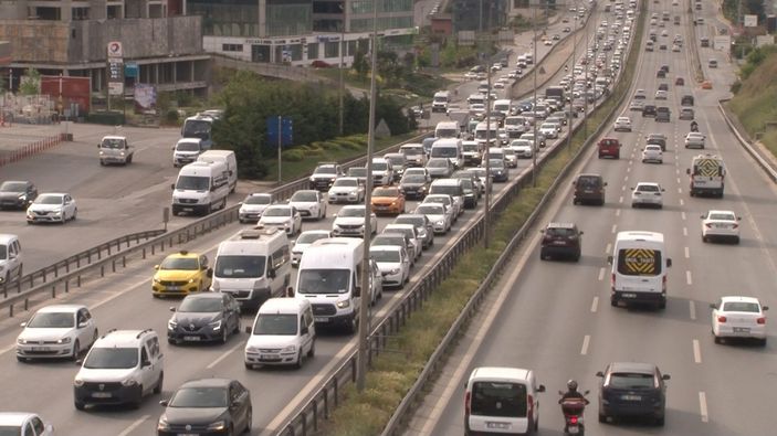 İ İstanbul’da tam kapanmada hafta sonu öncesi trafik yoğunluğu