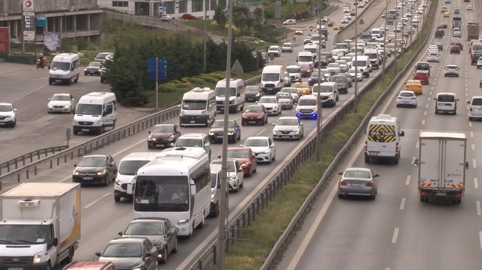 İ İstanbul’da tam kapanmada hafta sonu öncesi trafik yoğunluğu