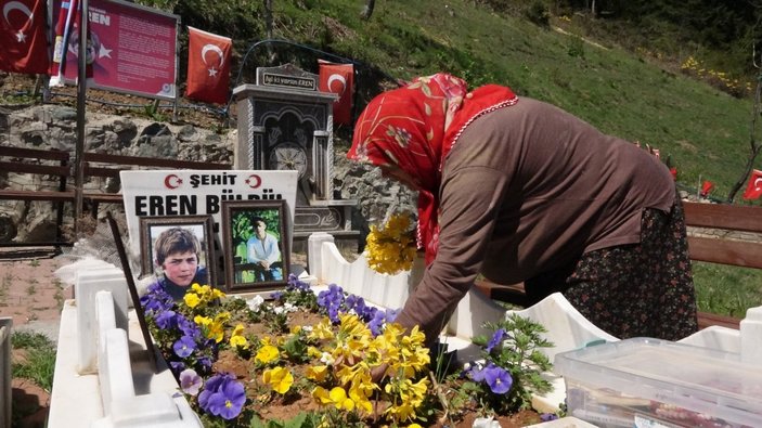 En buruk anneler günü: Şehit Eren Bülbül'ün annesi oğluna çiçek topladı