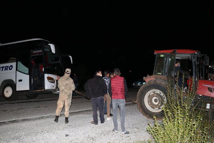 Sivas'ta yolu şaşıran şoförün kullandığı otobüs şarampolde asılı kaldı