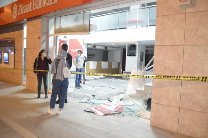 İstanbul’da makas atan otomobil bankaya girdi