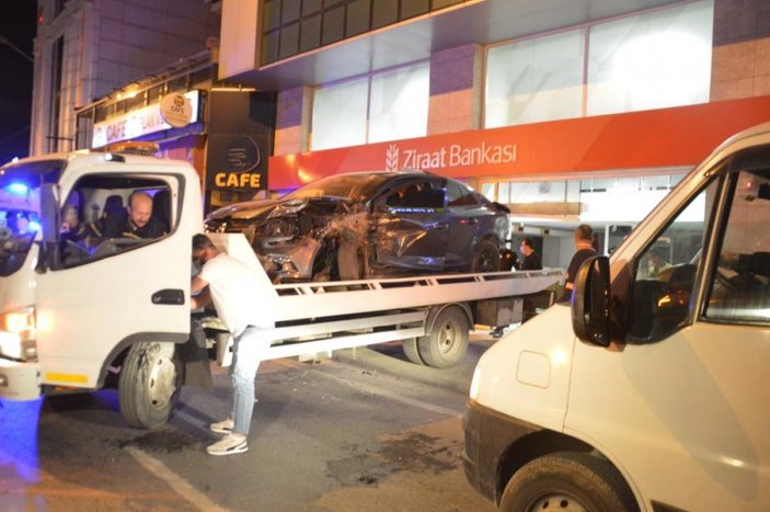 İstanbul’da makas atan otomobil bankaya girdi