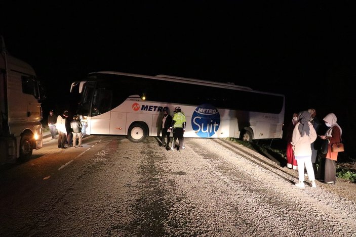 Sivas'ta yolu şaşıran şoförün kullandığı otobüs şarampolde asılı kaldı