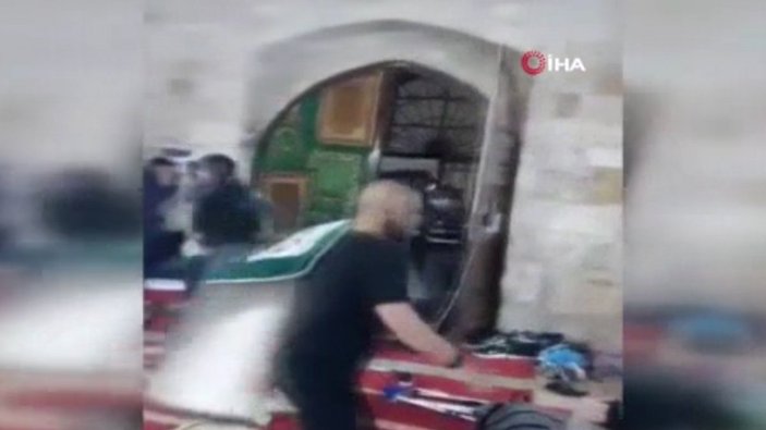 İsrail güçlerinin Mescid-i Aksa’ya saldırı anı kamerada