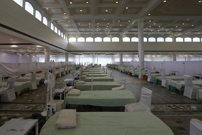Hindistan'da ibadet alanları hastaneye dönüştürülüyor
