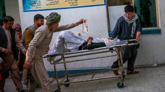 Afganistan’da okulun önünde bombalı saldırı