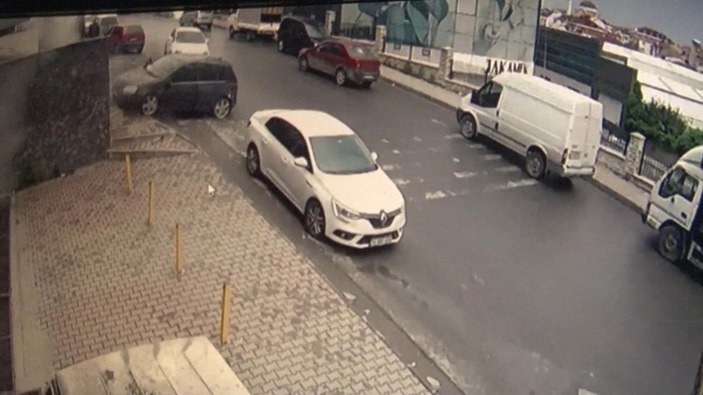 Arnavutköy'de otomobil yokuş aşağı kaydı