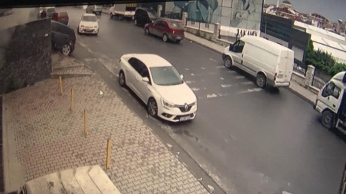 Arnavutköy'de otomobil yokuş aşağı kaydı
