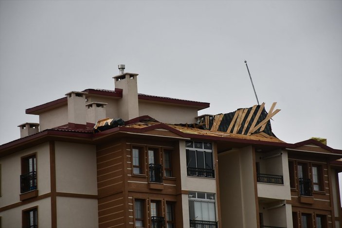 Sivas’ta şiddetli fırtına çatıları uçurdu