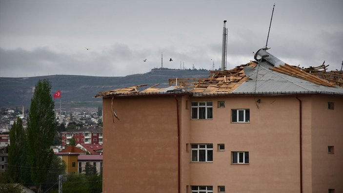 Sivas’ta şiddetli fırtına çatıları uçurdu