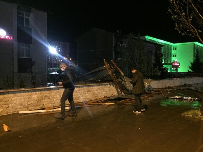 Sivas’ta şiddetli fırtına çatıları uçurdu