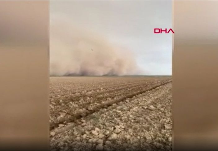 d Konya’da etkili olan kum fırtınası kameraya yansıdı