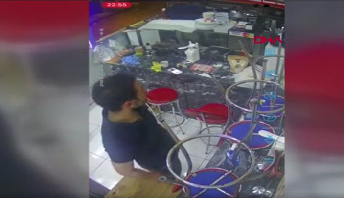 d Fatih’te cep telefonu hırsızı bekçilere yakalandı