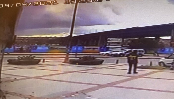 İstanbul’da koşarak karşıya geçen kadına polis otosu çarptı