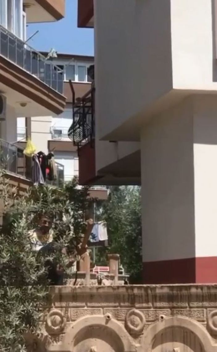 Antalya’da ev sahibi kiracısı ile tartıştı, sopayla saldırdı