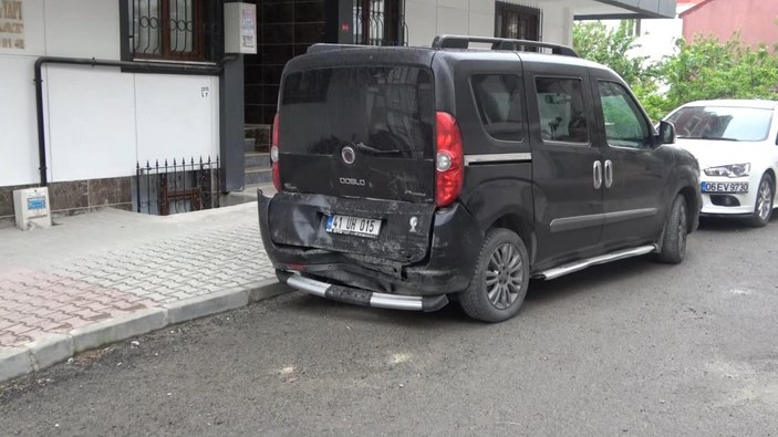 Arnavutköy'de otomobil yokuş aşağı kaydı