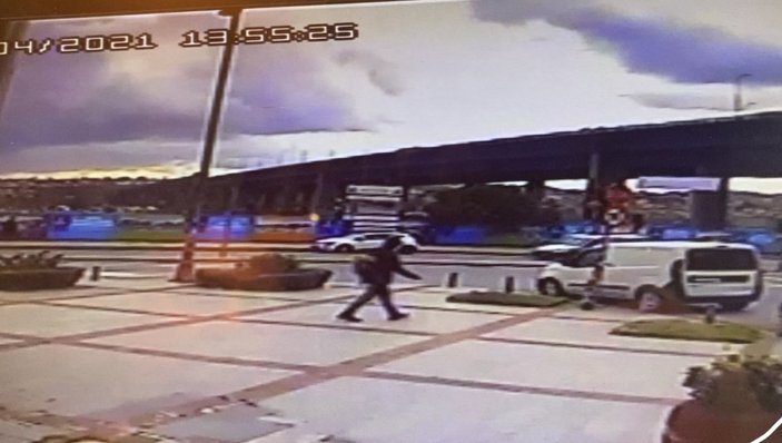 İstanbul’da koşarak karşıya geçen kadına polis otosu çarptı