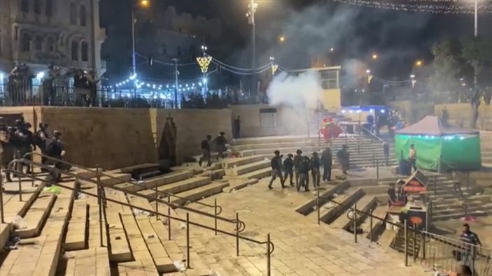 İsrail polisi, Doğu Kudüs'ün Şam Kapısı'nda yine Filistinlilere saldırdı