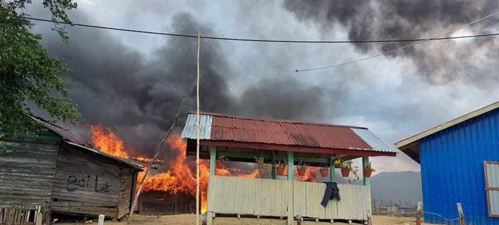 Myanmar’da polis karakolu ateşe verildi