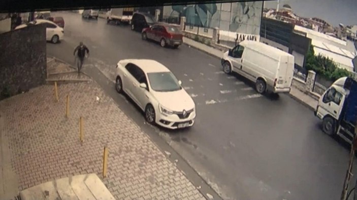 Arnavutköy'de otomobil yokuş aşağı kaydı
