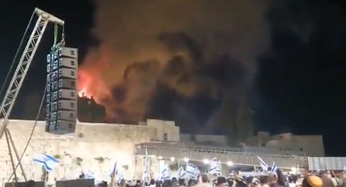 İsrailliler Mescid-i Aksa'da çıkan yangını sevinçle izledi