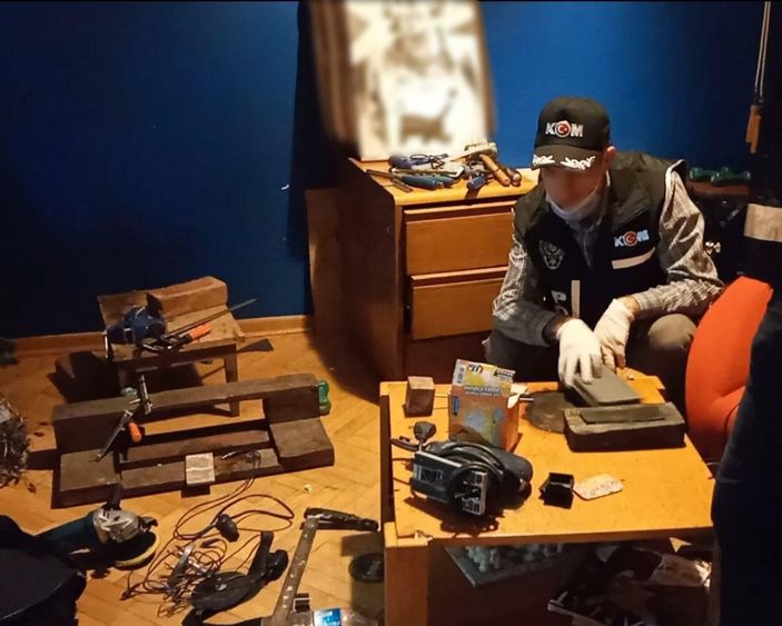Eskişehir'de odasını silah atölyesine çeviren şahıs yakalandı