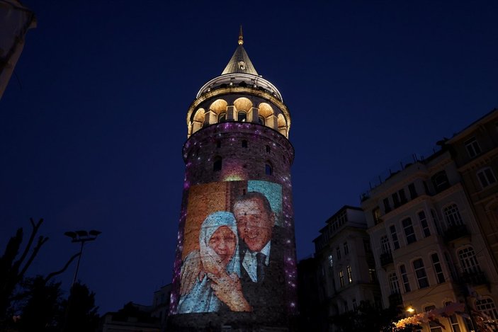 Anneler Günü, Galata Kulesi'ne yansıtılan fotoğraflarla kutlandı