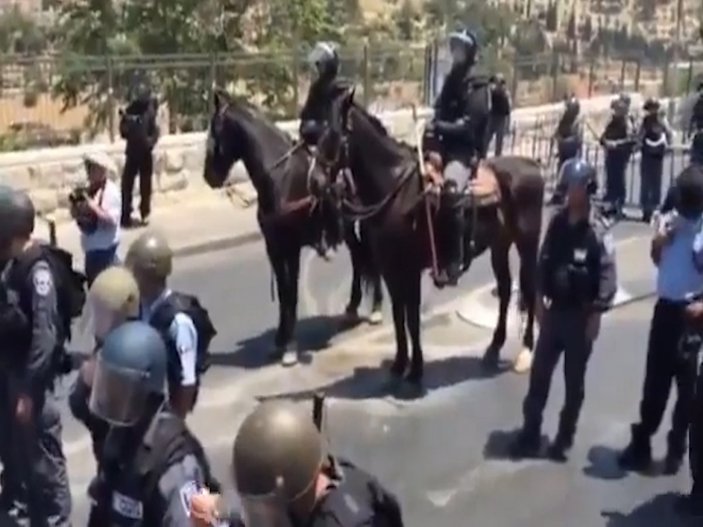 Yol kesen İsrail polisine karşı duran cesur Filistinliler