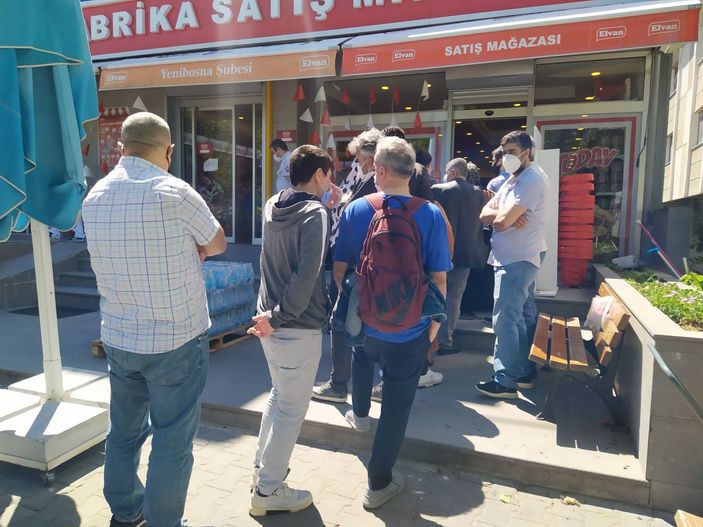 İ İstanbul'da bayram öncesi çikolata ve şeker kuyruğu