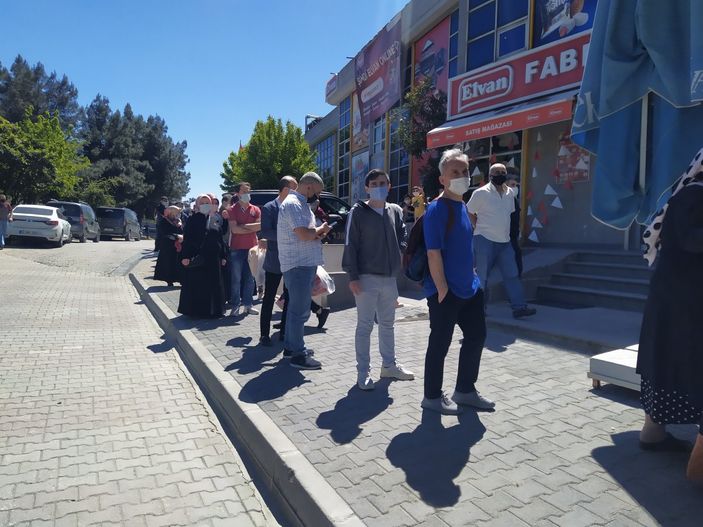 İ İstanbul'da bayram öncesi çikolata ve şeker kuyruğu