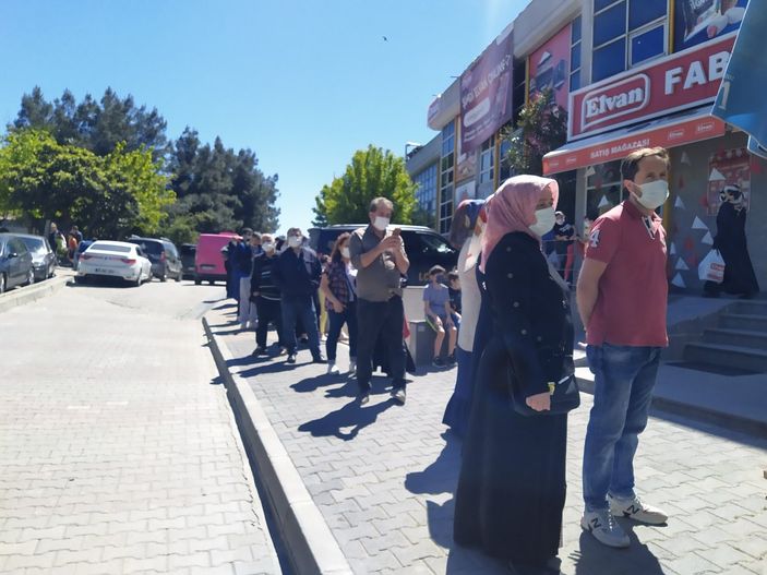 İ İstanbul'da bayram öncesi çikolata ve şeker kuyruğu