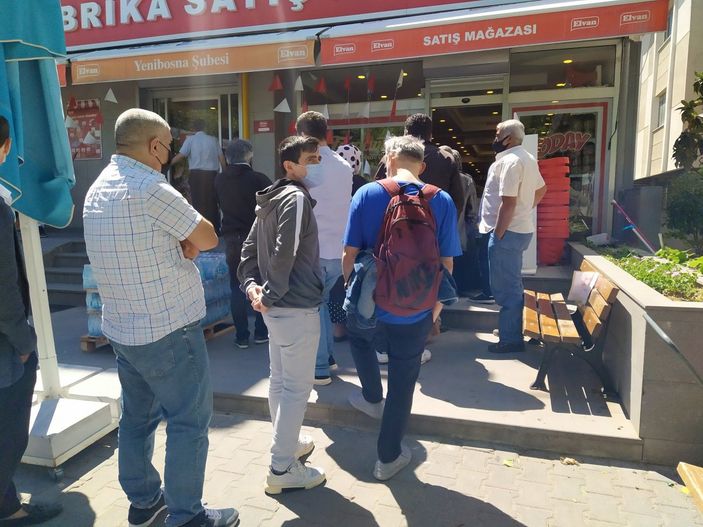 İ İstanbul'da bayram öncesi çikolata ve şeker kuyruğu