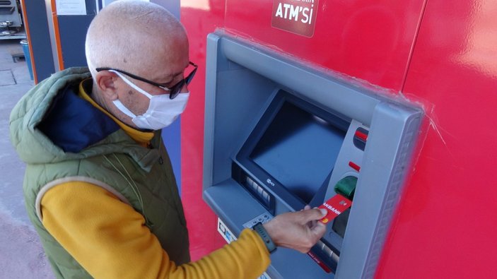 Samsun'da ATM'de unuttuğu maaşını çaldırdı