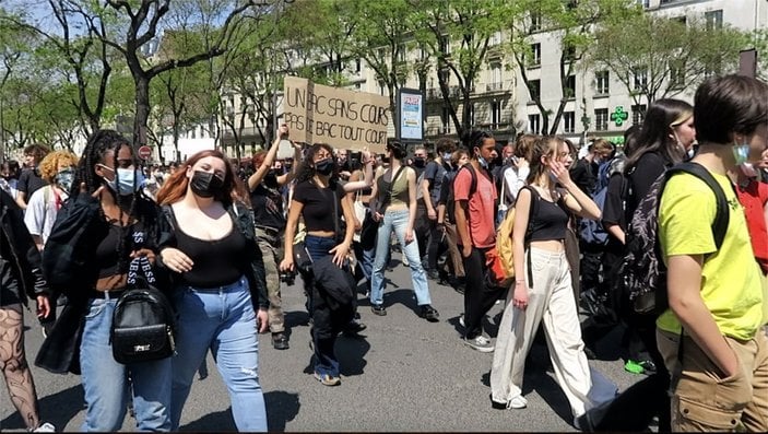 Fransa’da lise öğrencileri Macron’u istifaya çağırdı