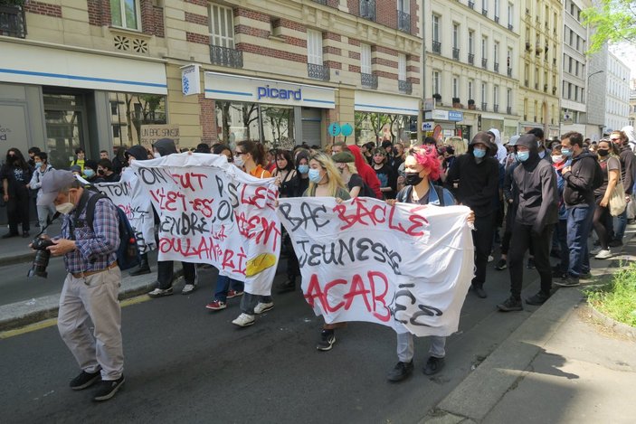 Fransa’da lise öğrencileri Macron’u istifaya çağırdı