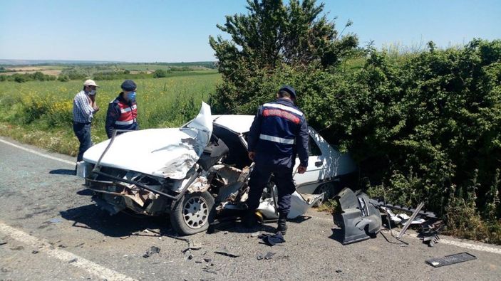 i Tekirdağ'da hurdaya dönen otomobilden sağ çıktı