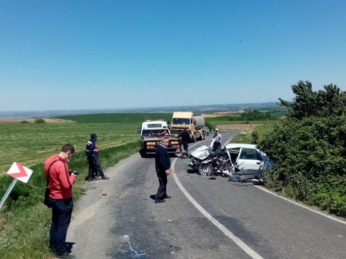 i Tekirdağ'da hurdaya dönen otomobilden sağ çıktı