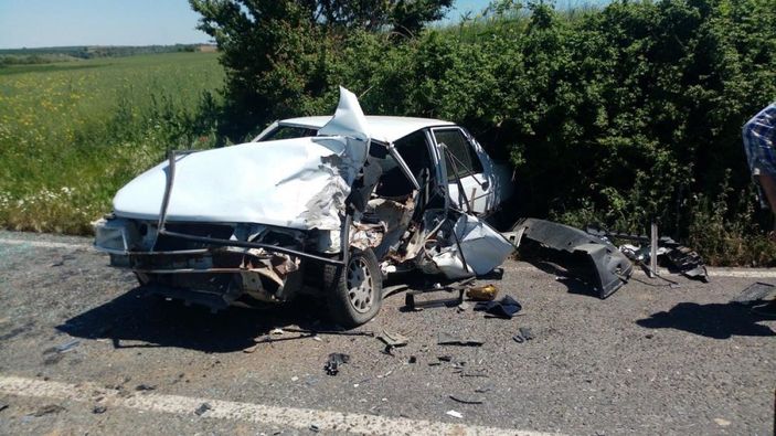 i Tekirdağ'da hurdaya dönen otomobilden sağ çıktı