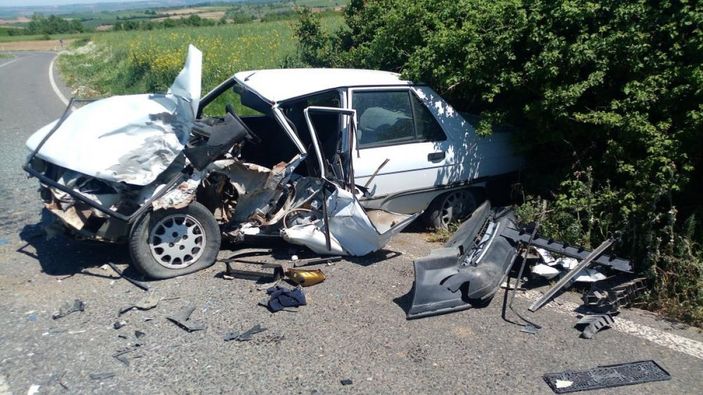 i Tekirdağ'da hurdaya dönen otomobilden sağ çıktı