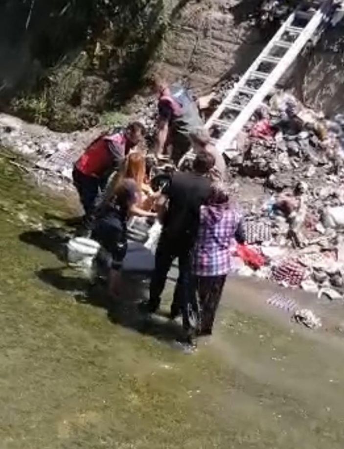 i Zonguldak'ta dengesini kaybederek dereye düştü