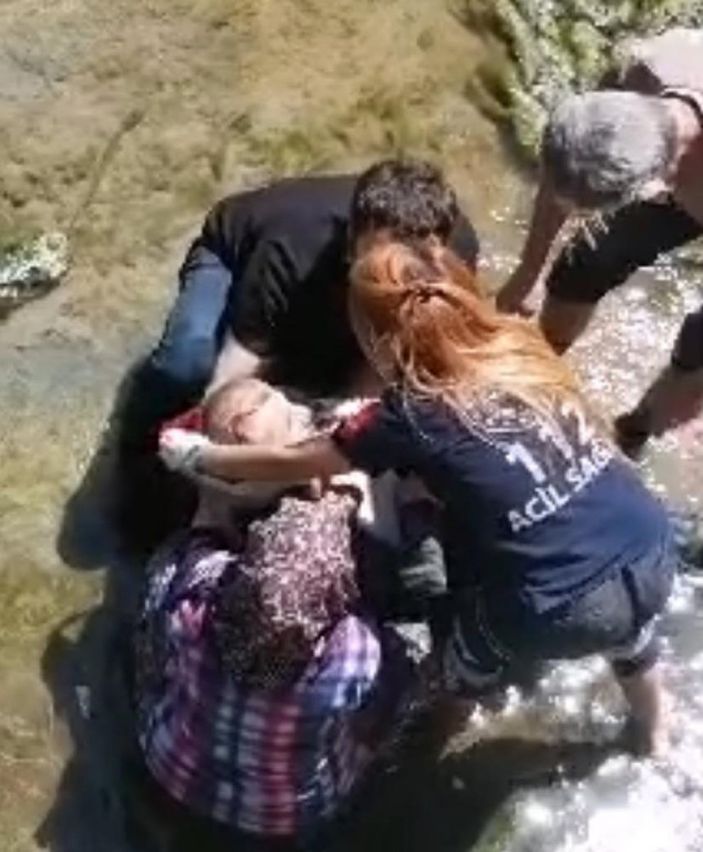 i Zonguldak'ta dengesini kaybederek dereye düştü