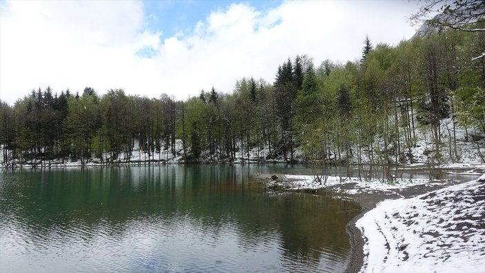 Borçka Karagöl'e mayısta kar yağdı